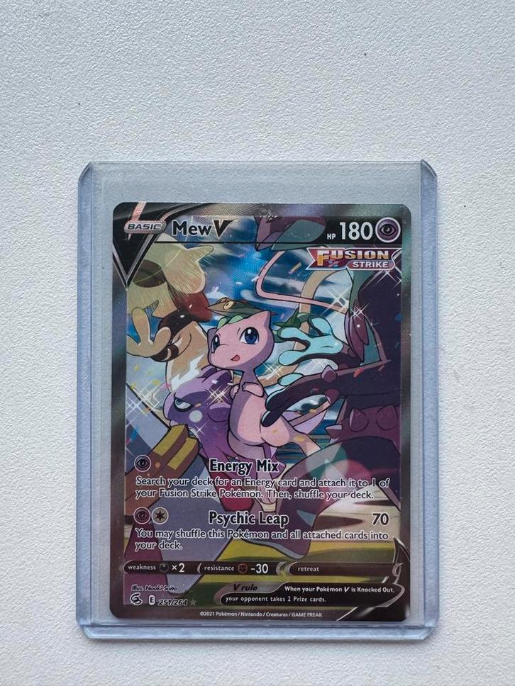 Pokémon Kaart Mew V (Fusion Strike 251/264) Full Art, Hobby en Vrije tijd, Verzamelkaartspellen | Pokémon, Nieuw, Losse kaart