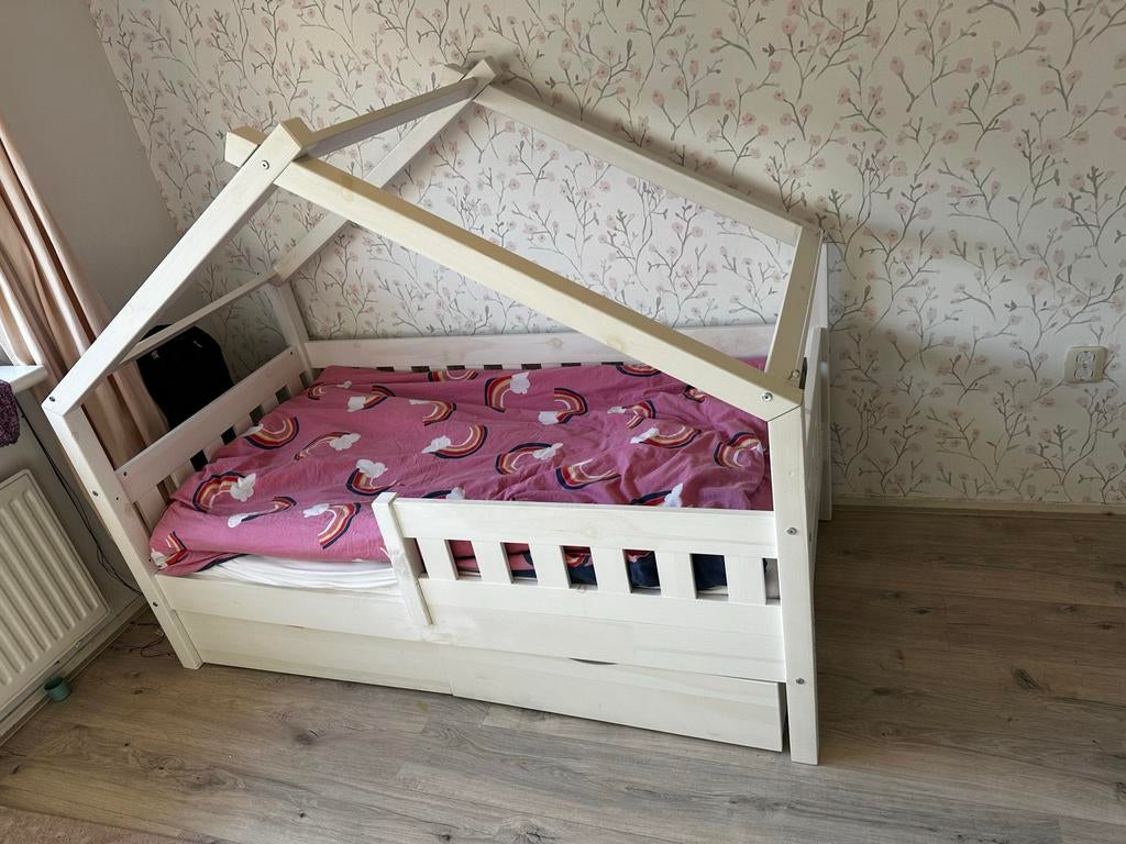 Huisbed voor kinderen met lattenbodem en matras en lades, Kinderen en Baby's, Kinderkamer | Bedden, Ophalen, 85 tot 100 cm, Zo goed als nieuw