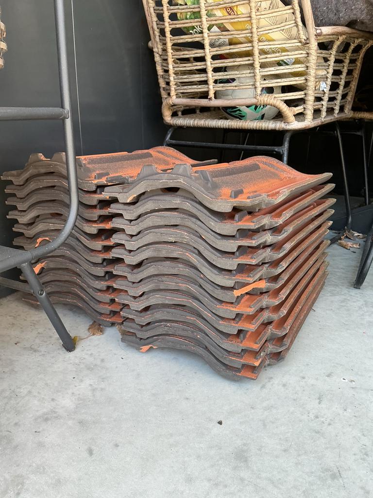 20 z.g.a.n. dakpannen tegen ieder bod, Doe-het-zelf en Verbouw, Dakpannen en Dakbedekking, Ophalen, Steen of Klei, Zo goed als nieuw