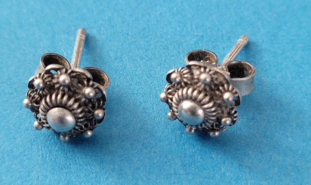 twee antieke zilveren  Zeeuwse Knopjes, oorstekers., Ophalen of Verzenden, Zilver, Oorbellen