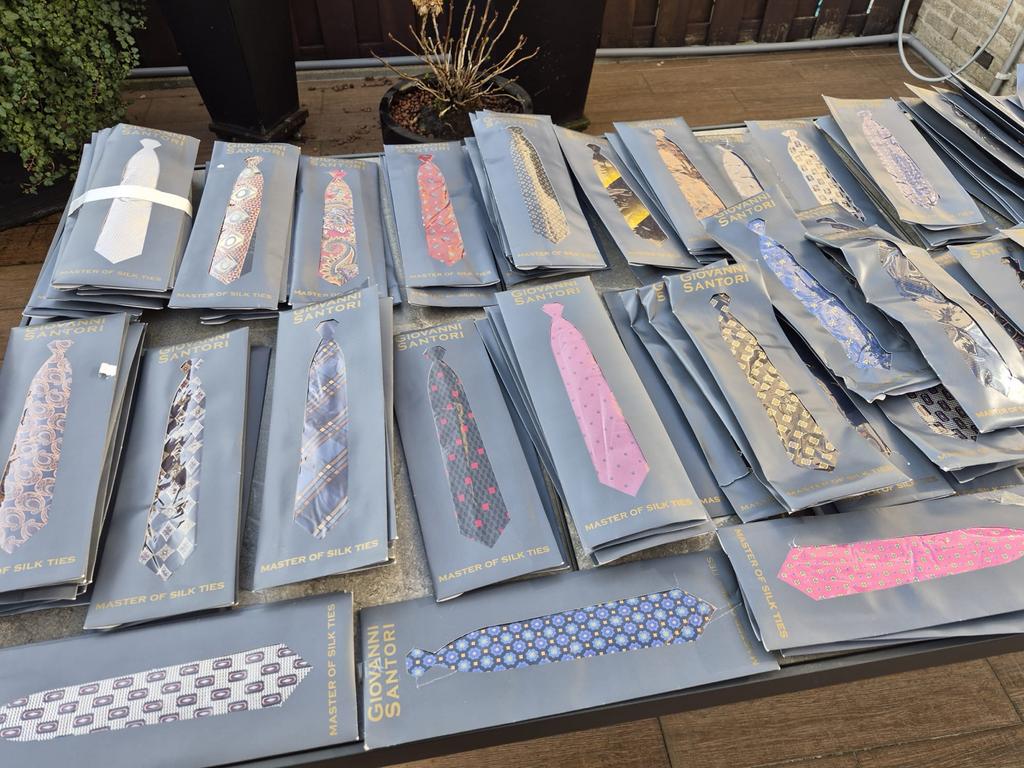 Partij van 700 stropdassen - diverse designs en kleuren, Ophalen, Nieuw, Overige kleuren