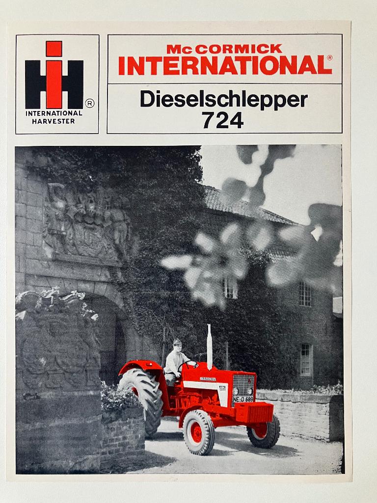 International Harvester IH McCormick trekker tractor folder, Ophalen of Verzenden, Gelezen