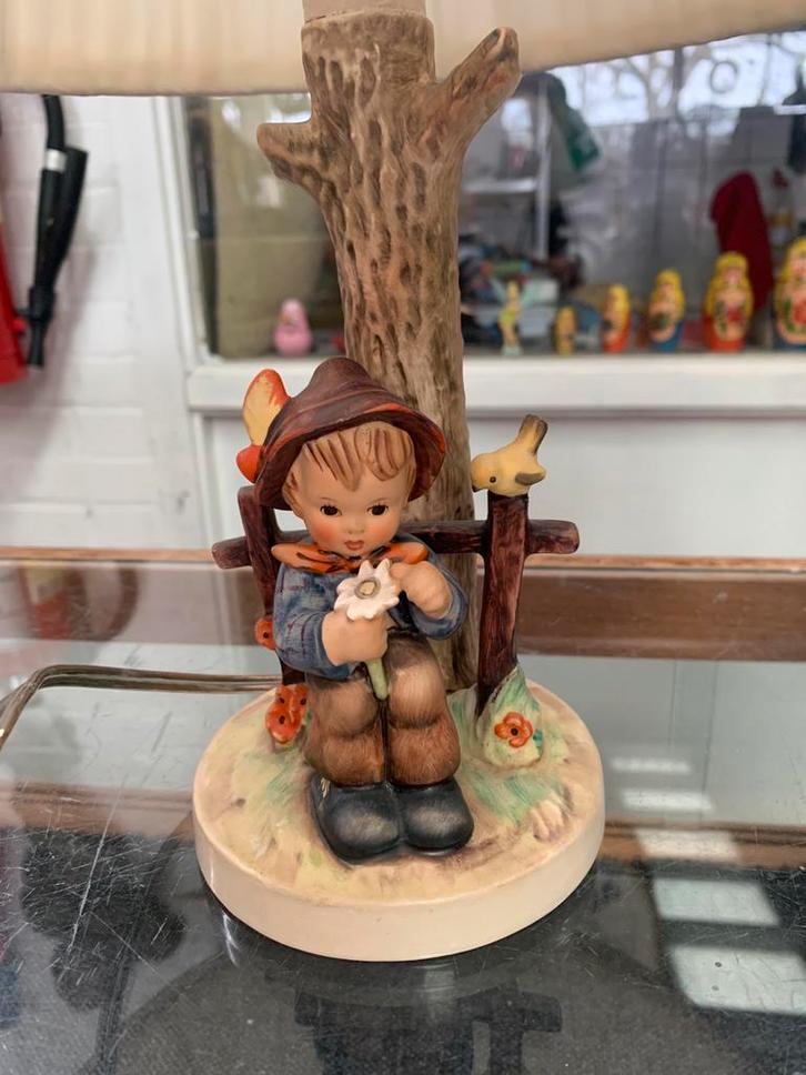 Lamp beeldje Goebel Hummel tafellamp figuurtje Just Resting, Verzamelen, Beelden en Beeldjes, Zo goed als nieuw, Hummel, Ophalen of Verzenden