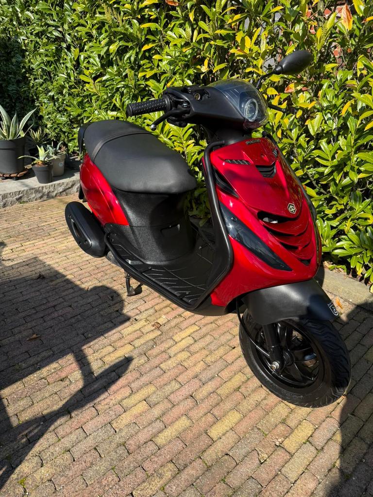 Piaggio Zip E5-4takt 2022 Candy Red Costum uitgevoerd, Ophalen, Maximaal 45 km/u, Zip, Zo goed als nieuw