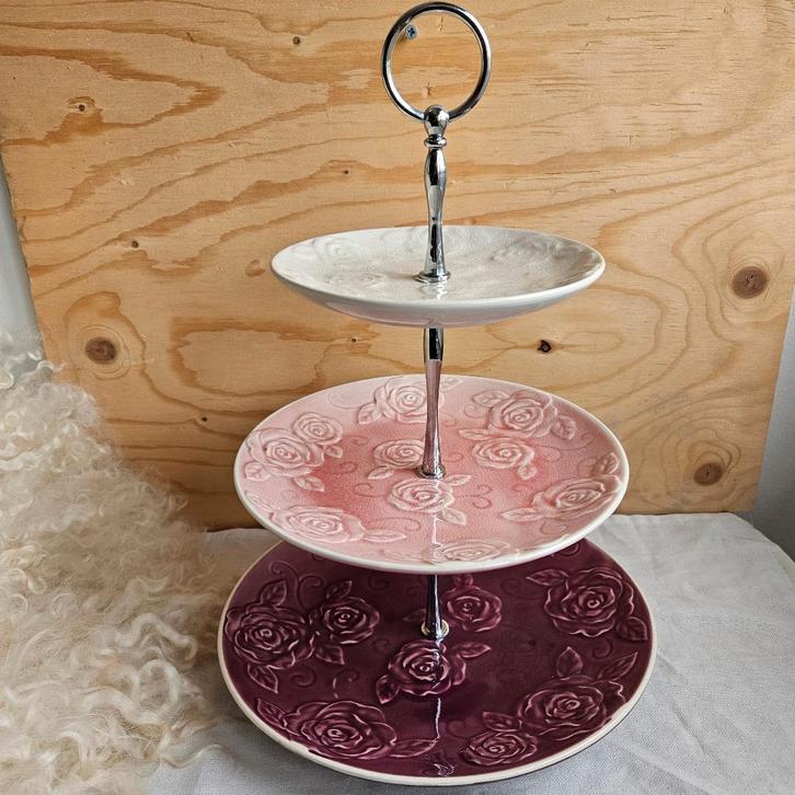 3- laags etagere in rose paars met roosrelief, Huis en Inrichting, Woonaccessoires | Etagères, Zo goed als nieuw, Ophalen of Verzenden