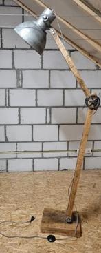 Industriële vloerlamp, Huis en Inrichting, Ophalen, Zo goed als nieuw, Hout