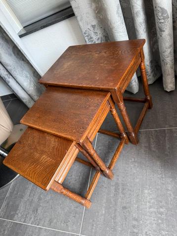 Drie antieke vintage tageltjes eikenhout beschikbaar voor biedingen