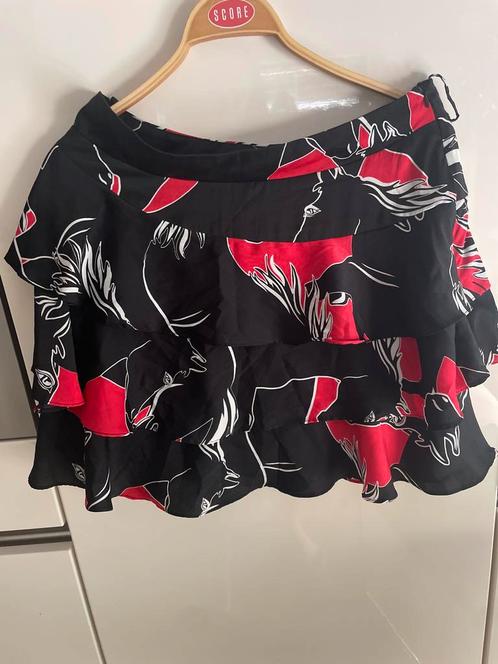 NIKKIE Rok Zwart/Rood/Wit - Maat 40 €4, Kleding | Dames, Jurken, Zo goed als nieuw, Maat 38/40 (M), Zwart, Boven de knie, Ophalen of Verzenden