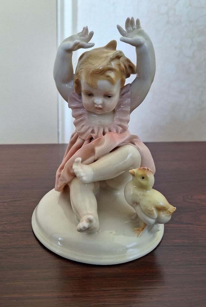 Porseleinen Beeld meisje-kuiken Karl Ens Volkstedt 1919-1945, Ophalen of Verzenden, Zo goed als nieuw, Mens