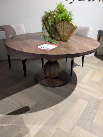 SHOWROOM EETTAFELS BRUUTS STERK AFGEPRIJSD beschikbaar voor biedingen