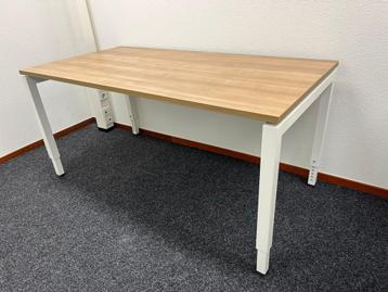 4x Ahrend 500 bureau / tafel, in hoogte verstelbaar beschikbaar voor biedingen