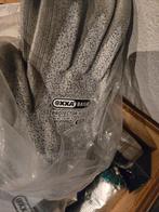 kisten met diverse gereedschappen en materialen, Ophalen