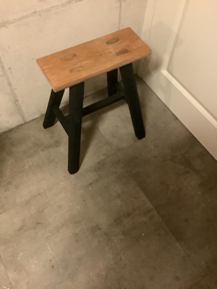 Krukje, halbankje  bankje matzwart hout stoer sober 35€, Huis en Inrichting, Krukjes, Zo goed als nieuw, Hout, Ophalen