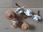 6 knoppen voor lades ( 3 houten ronde, 3 roosvormige witte), Doe-het-zelf en Verbouw, Hang- en Sluitwerk, Ophalen, Zo goed als nieuw