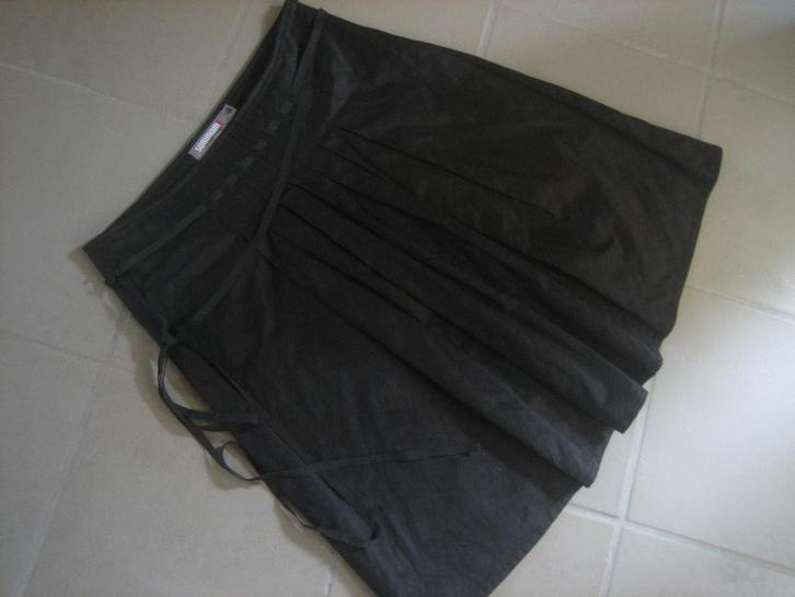 Zeer mooi zwart feestelijk rokje van SUMMUM, 40 snazzeys, Kleding | Dames, Rokken, Zo goed als nieuw, Maat 38/40 (M), Zwart, Onder de knie