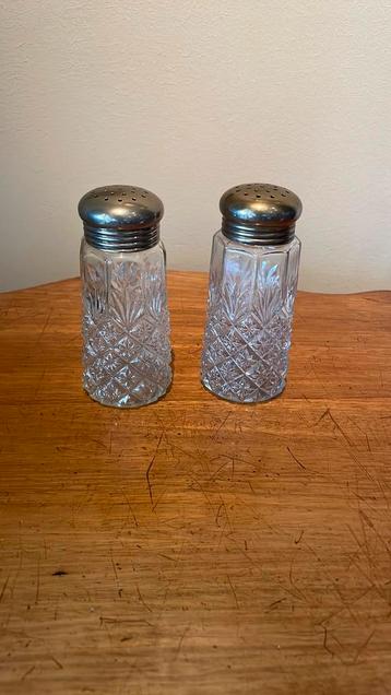 Peper en zout stel groot geslepen glas beschikbaar voor biedingen
