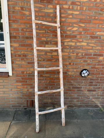 Decoratieve ladder voor bad of slaapkamer beschikbaar voor biedingen
