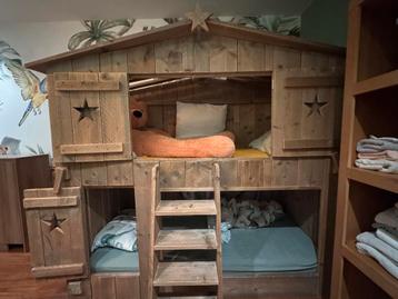 Koopje, Superleuke kinderbed met 2 matrassen compleet koopje beschikbaar voor biedingen