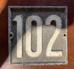 Antiek huisnummer 102 gietijzer, Ophalen of Verzenden