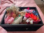 Krat met vintage 16 barbiepoppen barbiehuis en accessoires, Kinderen en Baby's, Speelgoed | Poppen, Ophalen of Verzenden, Zo goed als nieuw