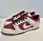 Nike dunk low retro valentine day 2023 night maroon maat 43, Nieuw, Nike, Beige, Ophalen of Verzenden