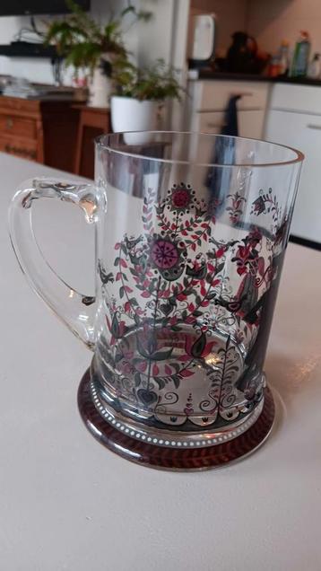 Beschilderd glas met handvat  beschikbaar voor biedingen