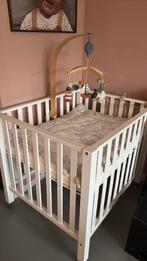 Box op wielen met matras, kleed, mobiel en opbervakjes, Ophalen, Gebruikt