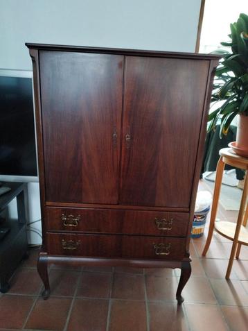 Antieke houten kast met lades beschikbaar voor biedingen