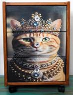 1 Nachtkastje "Queen Cat" kat, houtkleurig kastje, wieltjes, Ophalen of Verzenden, Zo goed als nieuw, Tweepersoons, Dekbedovertrek
