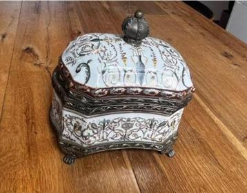 Antieke porseleine sieradendoosPrachtige  beschikbaar voor biedingen