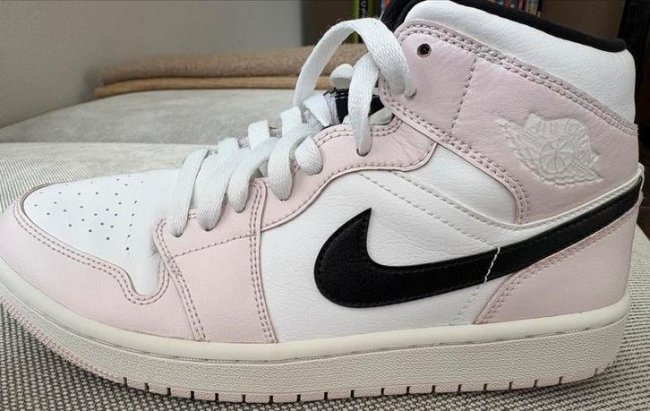 NIKE AIR JORDAN 1 MID BARELY ROSE, Kleding | Dames, Schoenen, Zo goed als nieuw, Sneakers of Gympen, Roze, Ophalen