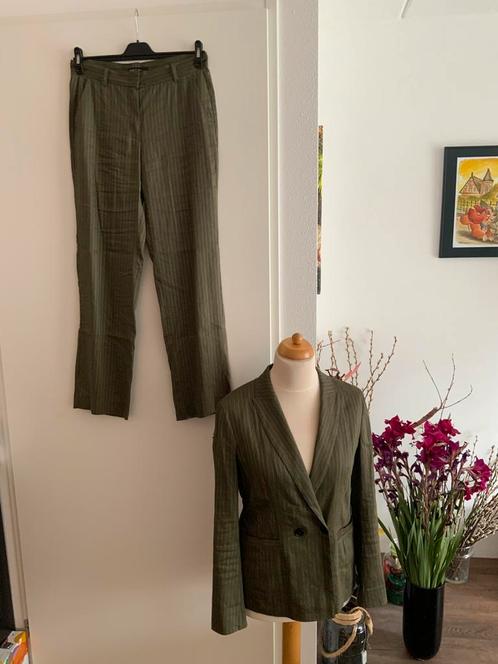 Olijfkleurig broekpak met krijtstreep van Marc Cain, maat 38, Kleding | Dames, Jasjes, Kostuums en Pakken, Zo goed als nieuw, Kostuum of Pak