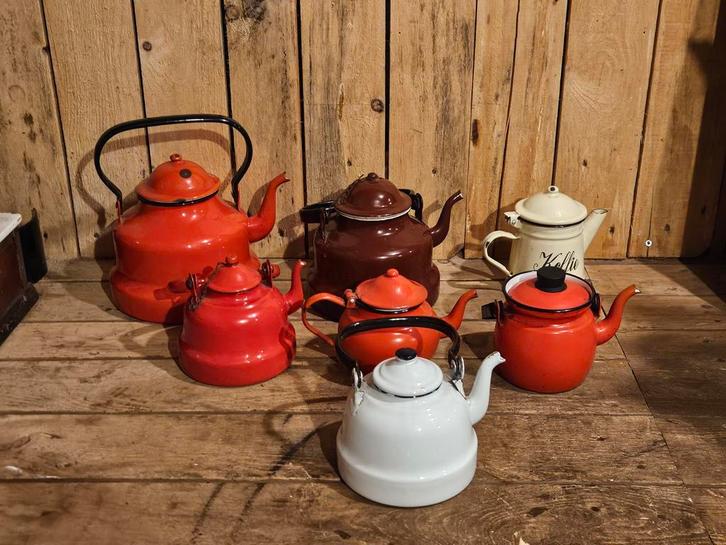 Diverse emaille spullen,Theepotten,brooddozen petroleumstel, Antiek en Kunst, Antiek | Emaille, Ophalen of Verzenden