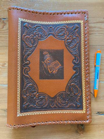 Grote oude leren bijbelomslag beschikbaar voor biedingen