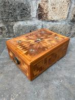 Houten opbergkist met klep, versierd met messing sterren, Ophalen of Verzenden