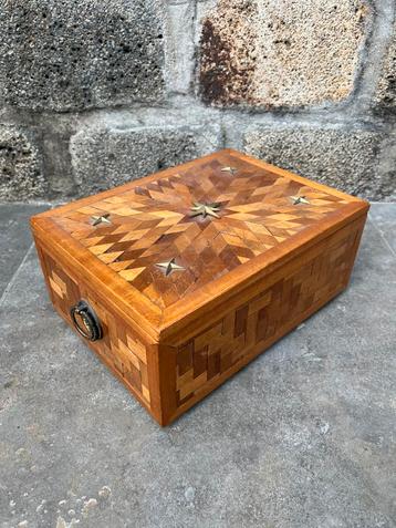 Houten opbergkist met klep, versierd met messing sterren beschikbaar voor biedingen