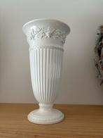 Wedgwood Etruria & Barlaston Vaas - Embossed Queens War, Huis en Inrichting, Woonaccessoires | Vazen, Wit, Aardewerk of Porselein