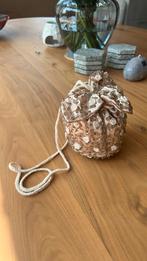 Zalmroze stroptasje met crèmekleurige roosjes en rocailles, Ophalen of Verzenden, Nieuw, Overige kleuren, Avondtasje