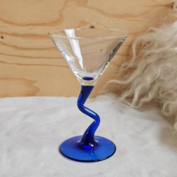 Vintage likeurglaasje met zigzag blauwe voet beschikbaar voor biedingen
