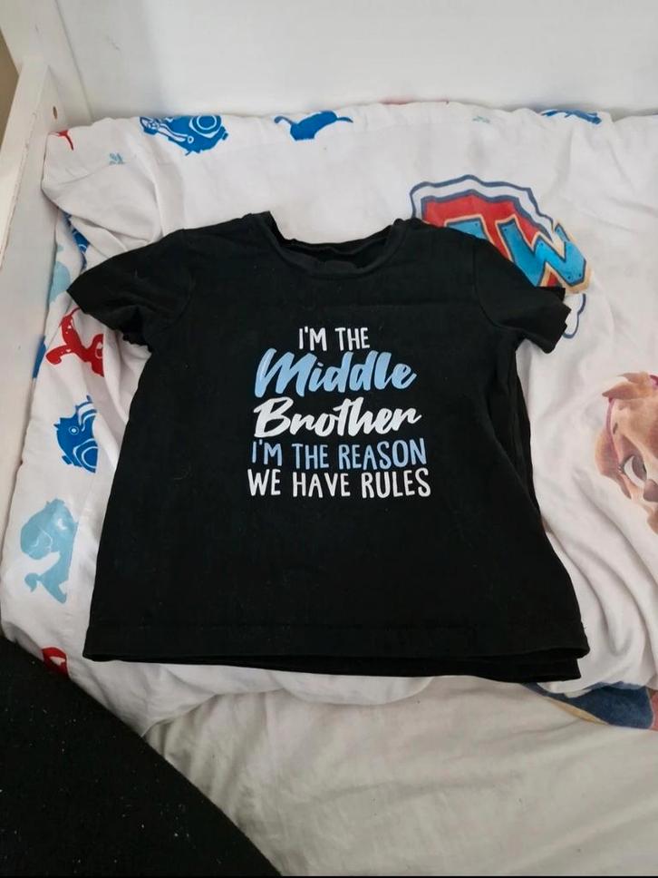 2 Kinder T-shirts met tekst, Kinderen en Baby's, Kinderkleding | Maat 98, Gebruikt, Jongen, Shirt of Longsleeve, Ophalen of Verzenden