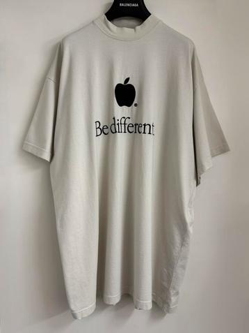 Balenciaga Be Different Apple T-Shirt Wit Oversized Maat 1 beschikbaar voor biedingen