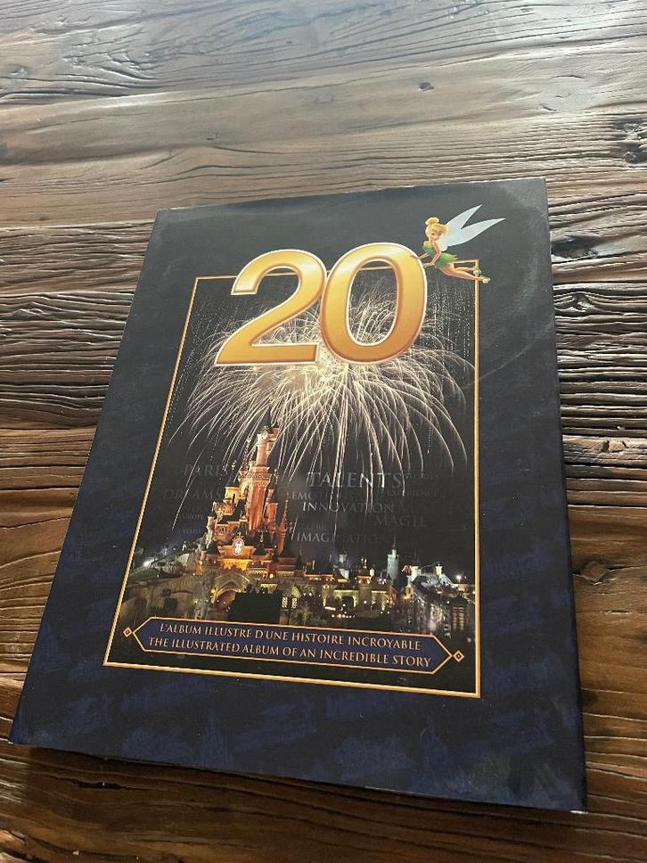 Disneyland Parijs boek 20 jaar, Verzamelen, Disney, Zo goed als nieuw, Overige typen, Overige figuren, Ophalen of Verzenden