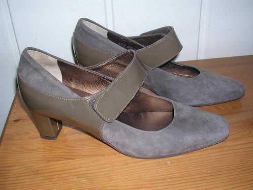Elegante taupe lakleren / suede pumps van Mauro Tecci, mt 36, Kleding | Dames, Schoenen, Zo goed als nieuw, Pumps, Overige kleuren