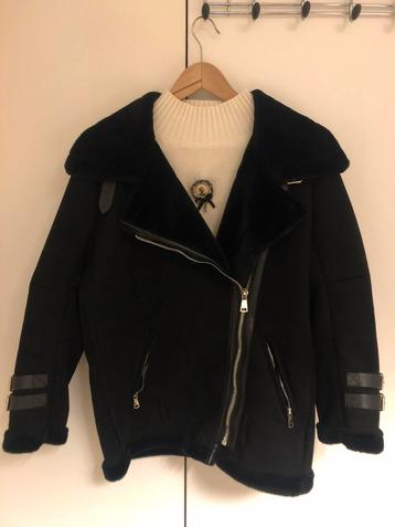 Stylish Black Suede Jacket – Size S, Chic Details beschikbaar voor biedingen