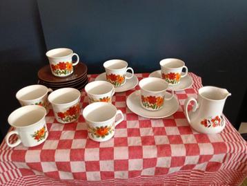 Vintage Kopjes en Schotels met Bloemenmotief beschikbaar voor biedingen