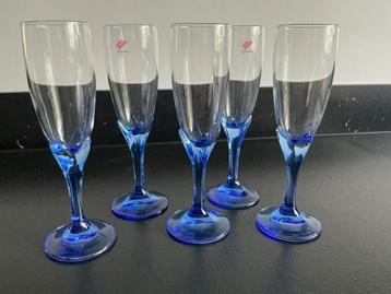 5 vintage Bormioli Rocco glazen met prachtige blauwe voet beschikbaar voor biedingen