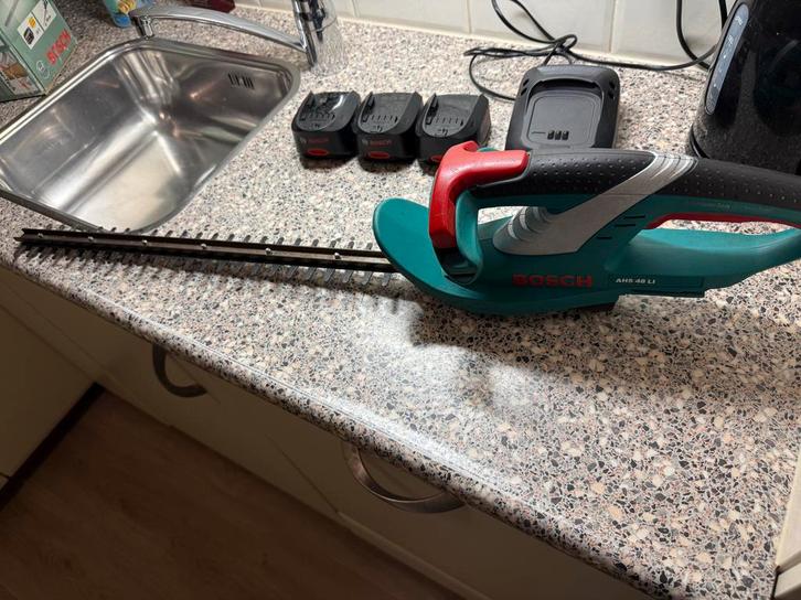 Bosch AHS 48 LI Heggenschaar - goedwerkend - lange schaar, Tuin en Terras, Heggenscharen, Gebruikt, Accu, Ophalen of Verzenden