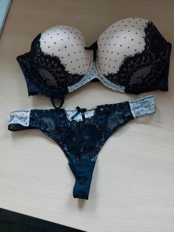 Hunkemöller lingerieset 85 D, string maat M. beschikbaar voor biedingen