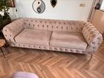 zandkleurige fluwelen bank met een Chesterfield-achtig look, Huis en Inrichting, Banken | Bankstellen, Ophalen, Zo goed als nieuw