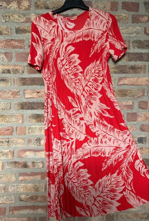 Nieuw! Prachtige plissee jurk rood ivoor bloem mt 42, Kleding | Dames, Jurken, Nieuw, Maat 42/44 (L), Rood, Onder de knie, Ophalen of Verzenden